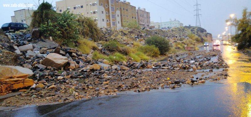 أمطار تحتجز أهالٍ وتغمر مركبات.. مأساة 