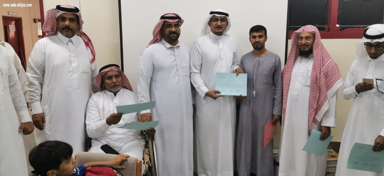 تنمية الطوال تكرم وتشارك الطلاب المستجدين ومنسوبي مدرسة عبدالملك بن مروان بالعام الدراسي الجديد