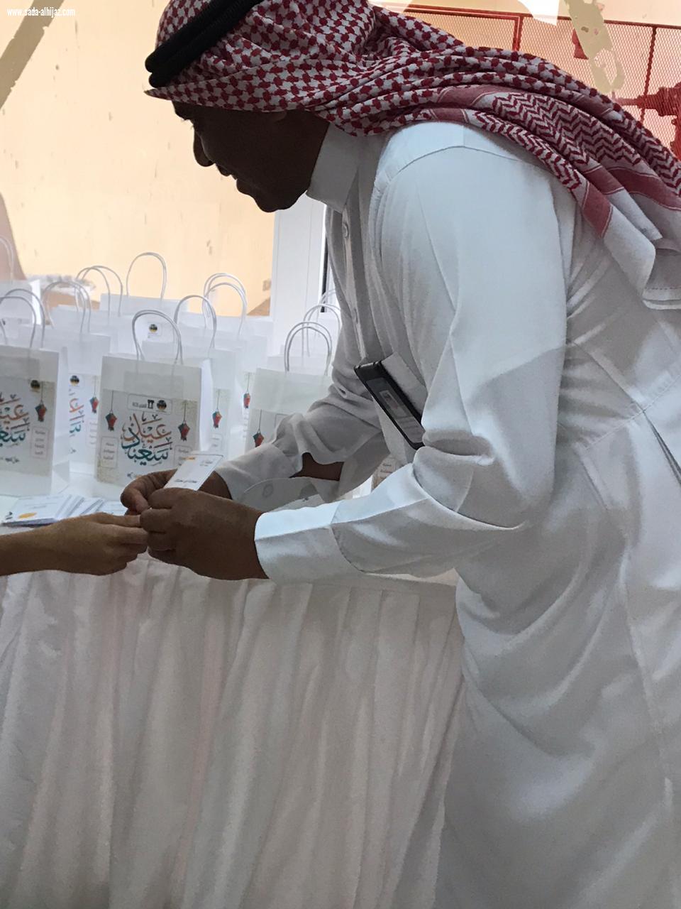 البنك الاهلي التجاري بالتعاون مع جمعية اليقظة النسائية الخيرية يقدمان كسوة العيد للأيتام بالطائف وشكر مقدم من إدارة شبكة نادي الصحافة السعودية للجمعية