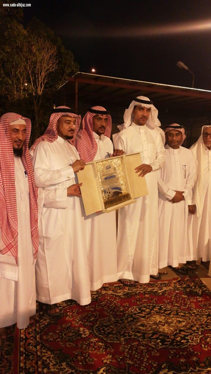 على شرف وكيل امارة منطقة جازان السابق لجنة التنمية الاجتماعية بالطوال تكريم فريق التحفيظ الرياضي