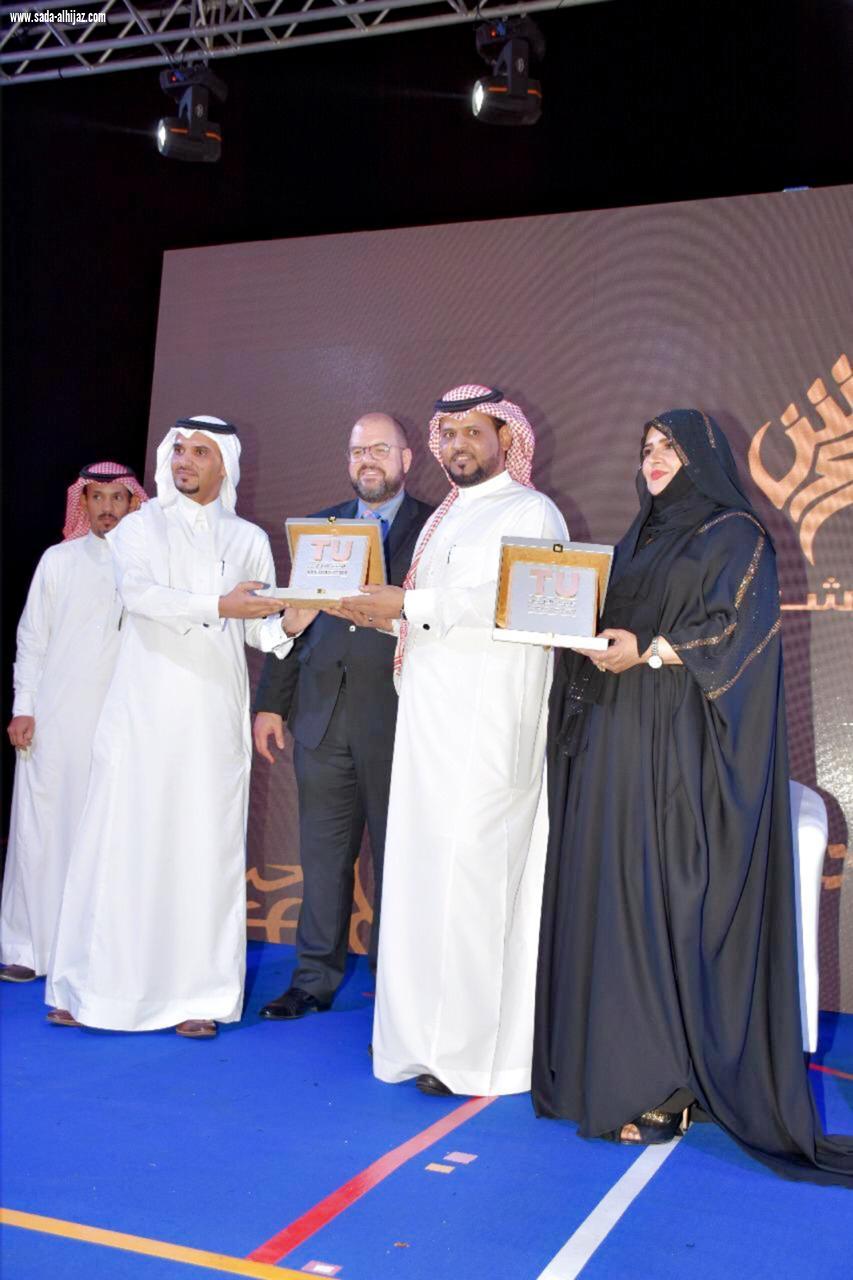القنصل الأمريكي يُكرم رؤساء مجلة شبابيك العالمية على مسرح الحديقة الثقافية