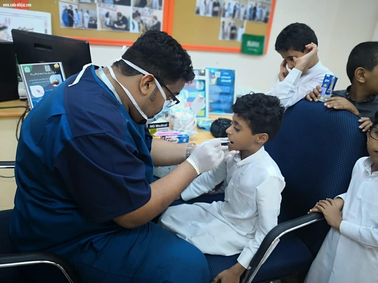 كلية طب الأسنان بجامعة جازان تطلق قافلة طبية لتثقيف طلاب مدرسة صلاح الدين بأبوعريش