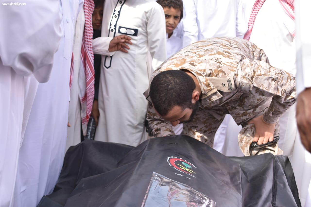بالصور محافظ صامطة زعلة يؤدي صلاة الميت على الشهيد الصميلي