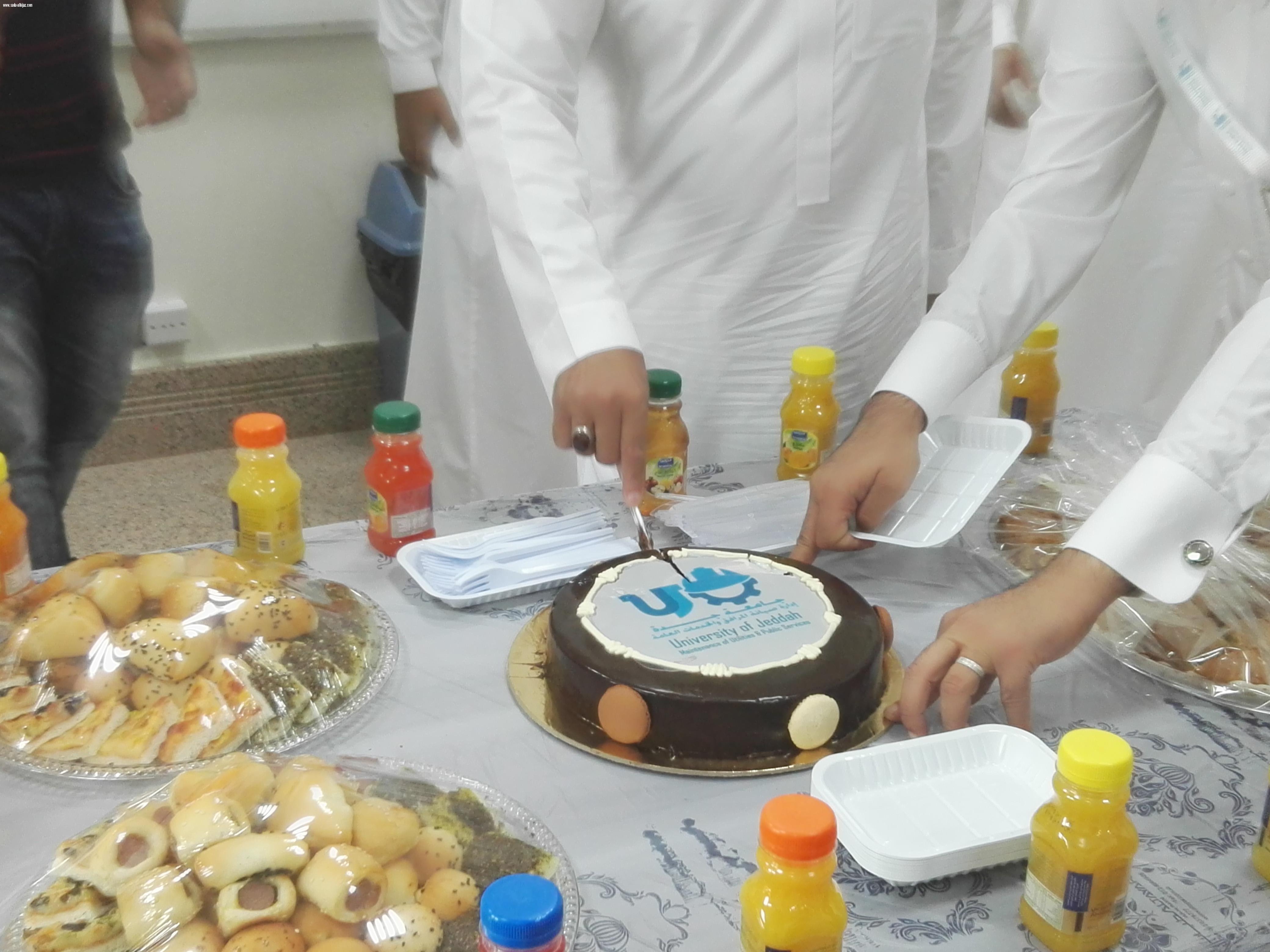إحتفال موظفوا  قسم صيانة المرافق والخدمات العامه بجامعة جدة بتجديد تكليف م. محمد معدلي مديرا للإدارة