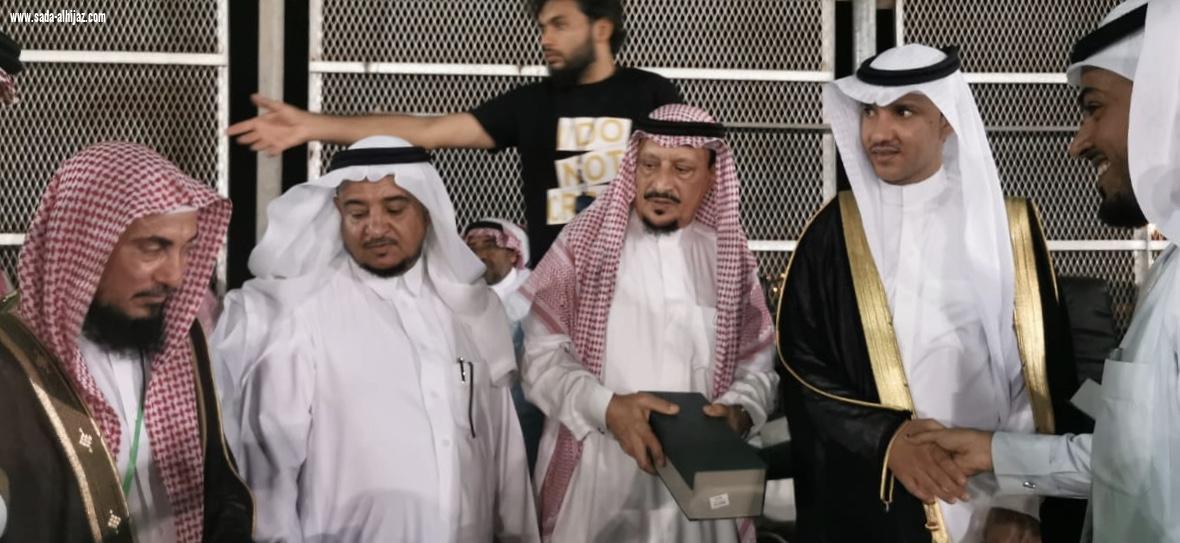 بالصور لجنة التنمية الاجتماعية بالطوال تكرم الاستاذ محمد ناشب مدير مدرسة تحفيظ القرآن الكريم سابقا