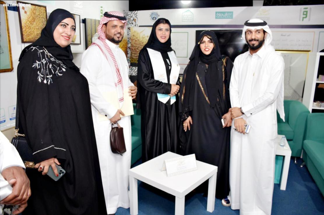 القنصل الأمريكي يُكرم رؤساء مجلة شبابيك العالمية على مسرح الحديقة الثقافية