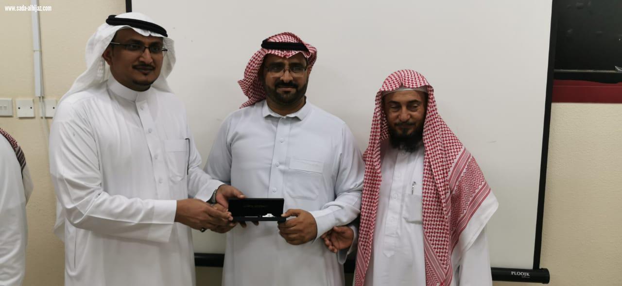 تنمية الطوال تكرم وتشارك الطلاب المستجدين ومنسوبي مدرسة عبدالملك بن مروان بالعام الدراسي الجديد