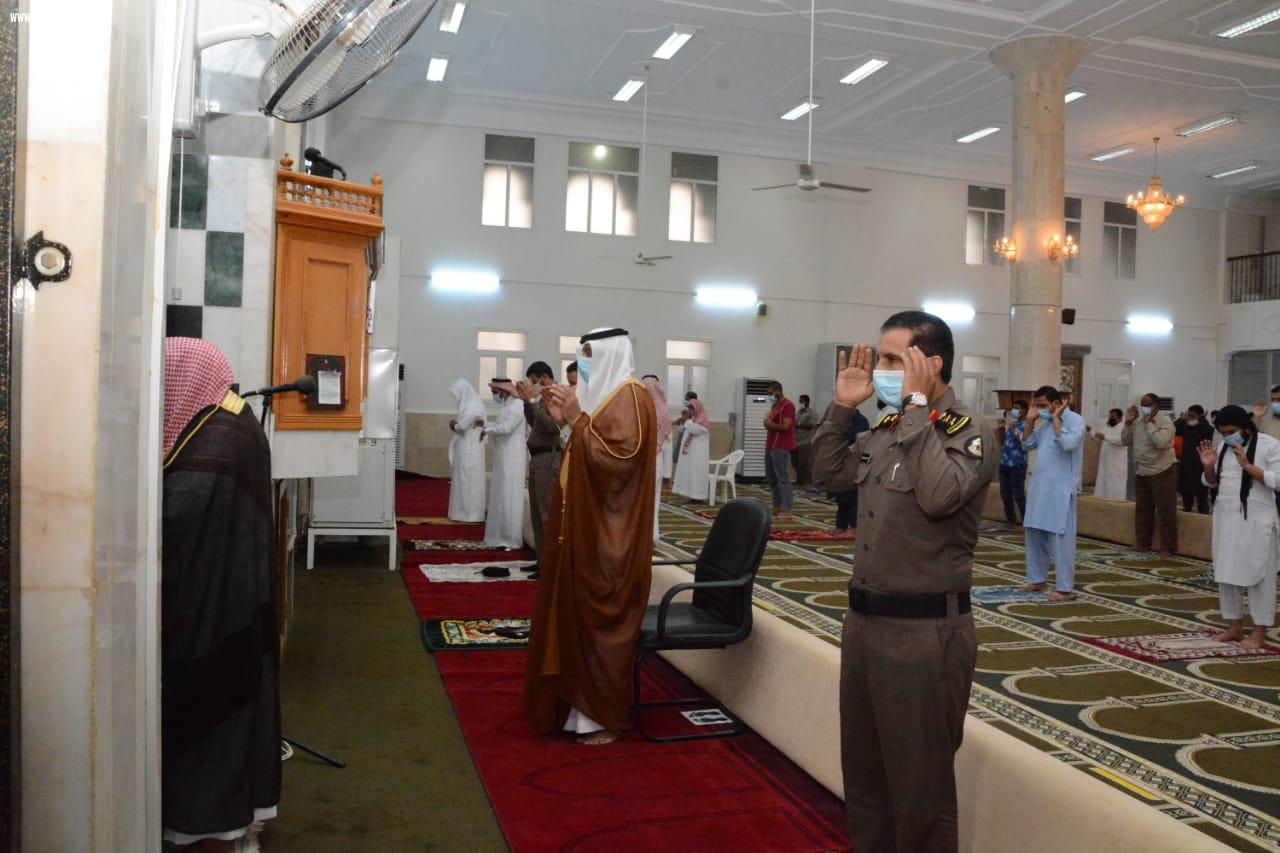 رفع التهنئة للقيادة بمناسبة شفاء خادم الحرمين الشريفين وخروجه من المستشفى وسط إجراءات احتزازية.. محافظ صامطة يؤدي صلاة عيد الأضحى بجامع العليا