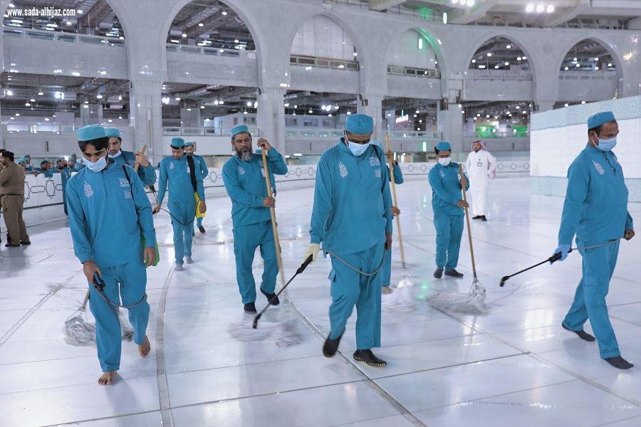 بعد أداء الحجاج طواف الإفاضة.. تعقيم وتطهير المسجد الحرام