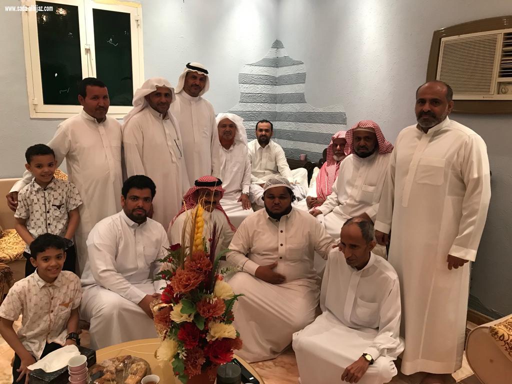 معلموا مدرسة العباس الابتدائية يزورون زميلهم الاستاذ خالد لنجاح  عمليته الجراحية
