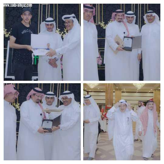 المفكر الاعلامي جمعه الخياط والاعلاميين يتجولون في معرض أنامل مكية