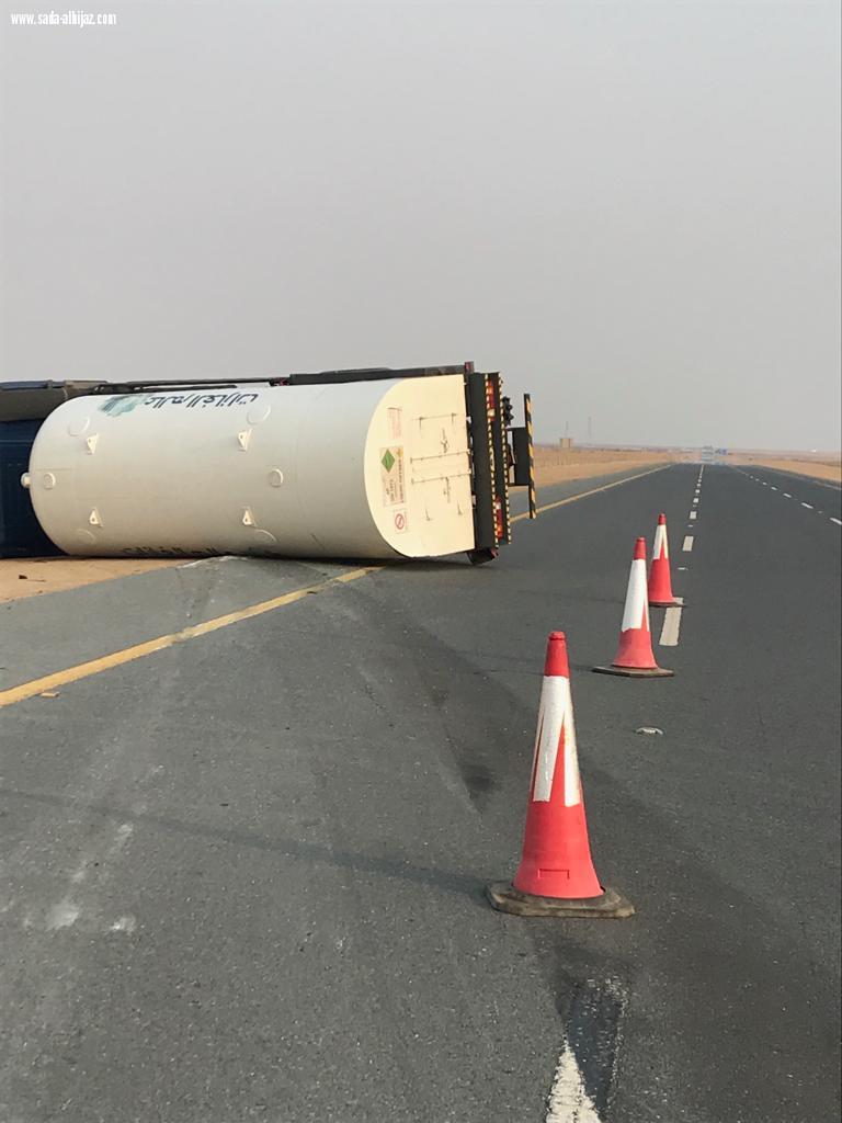 مدني ينبع يباشر حادث انقلاب ناقلة اكسجين سائل على طريق ينبع جدة السريع