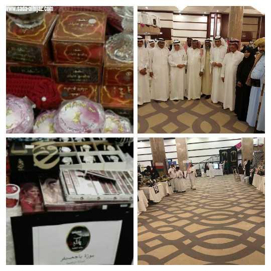 المفكر الاعلامي جمعه الخياط والاعلاميين يتجولون في معرض أنامل مكية