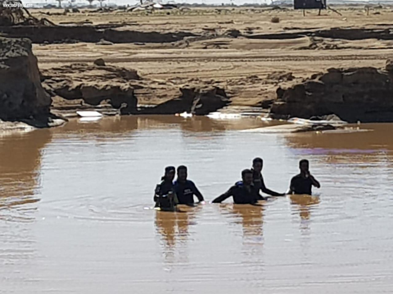 فرق الدفاع المدني تواصل البحث عن مفقودة وادي ثما لليوم التاسع على التوالي