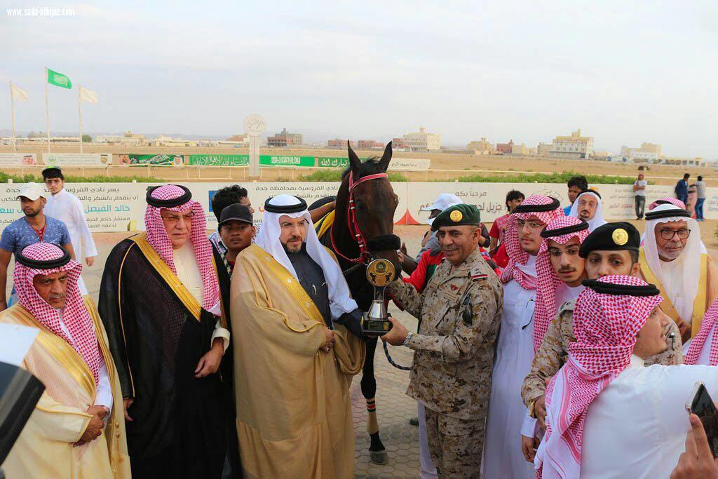 المحض يهدي الشريف هزاع العبدلي وأبناءه كأس وزارة الدفاع