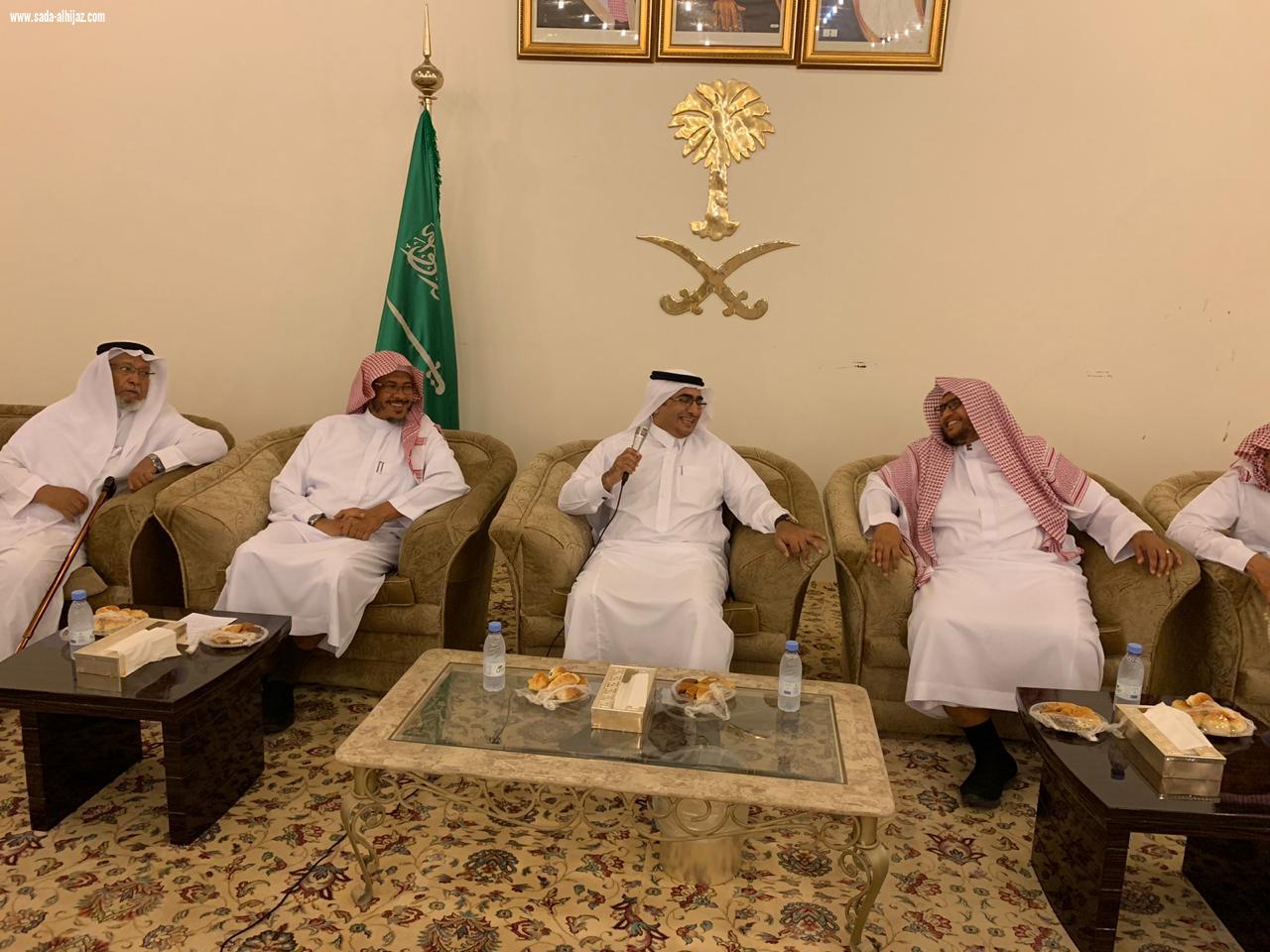 لتفعيل دور المجتمع المحلي والتطوعي محافظ العلا المكلف يستقبل فريق تزاور التطوعي