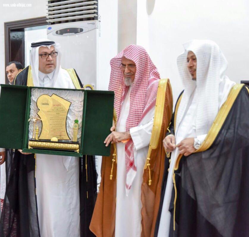 الشيخ (بن حميد) يؤم المصلين بمسجد معاذ بن جبل  بالسبهاني