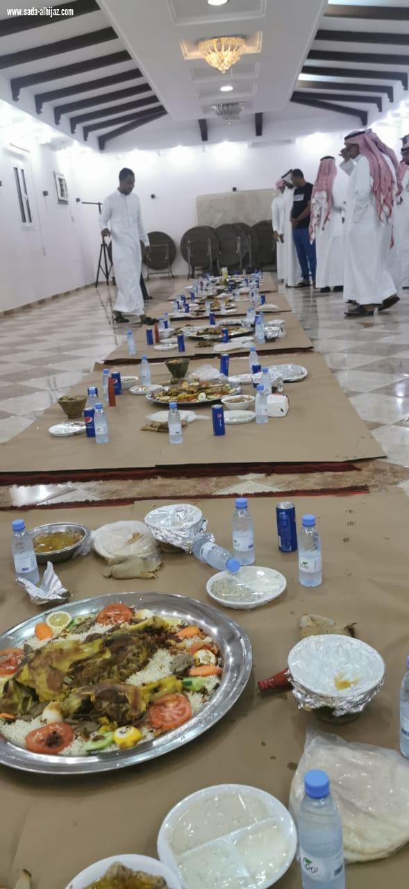 منسوبو وحدة أمن مطار الملك عبدالله الدولي بجازان يكرمون زملاءهم المتقاعدين