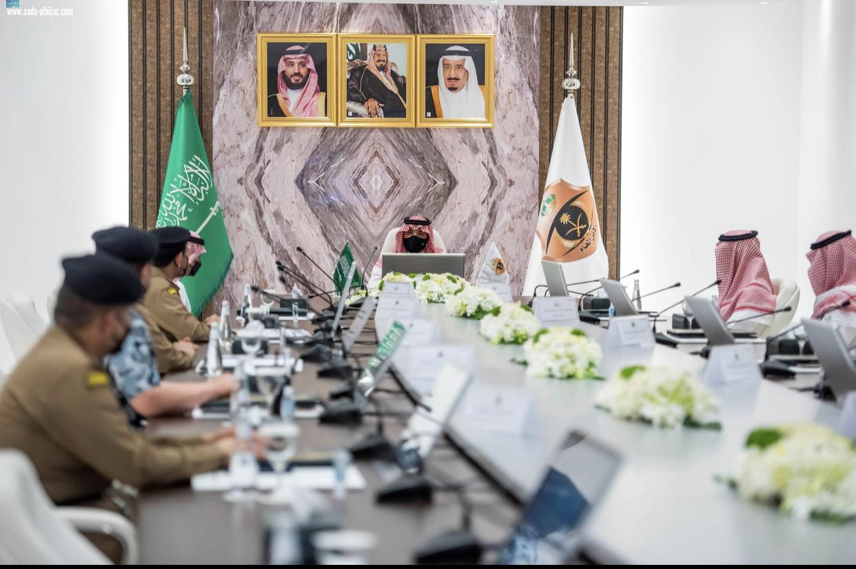 وزير الداخلية يقف على سير العمل بمركز القيادة والسيطرة في مشعر منى