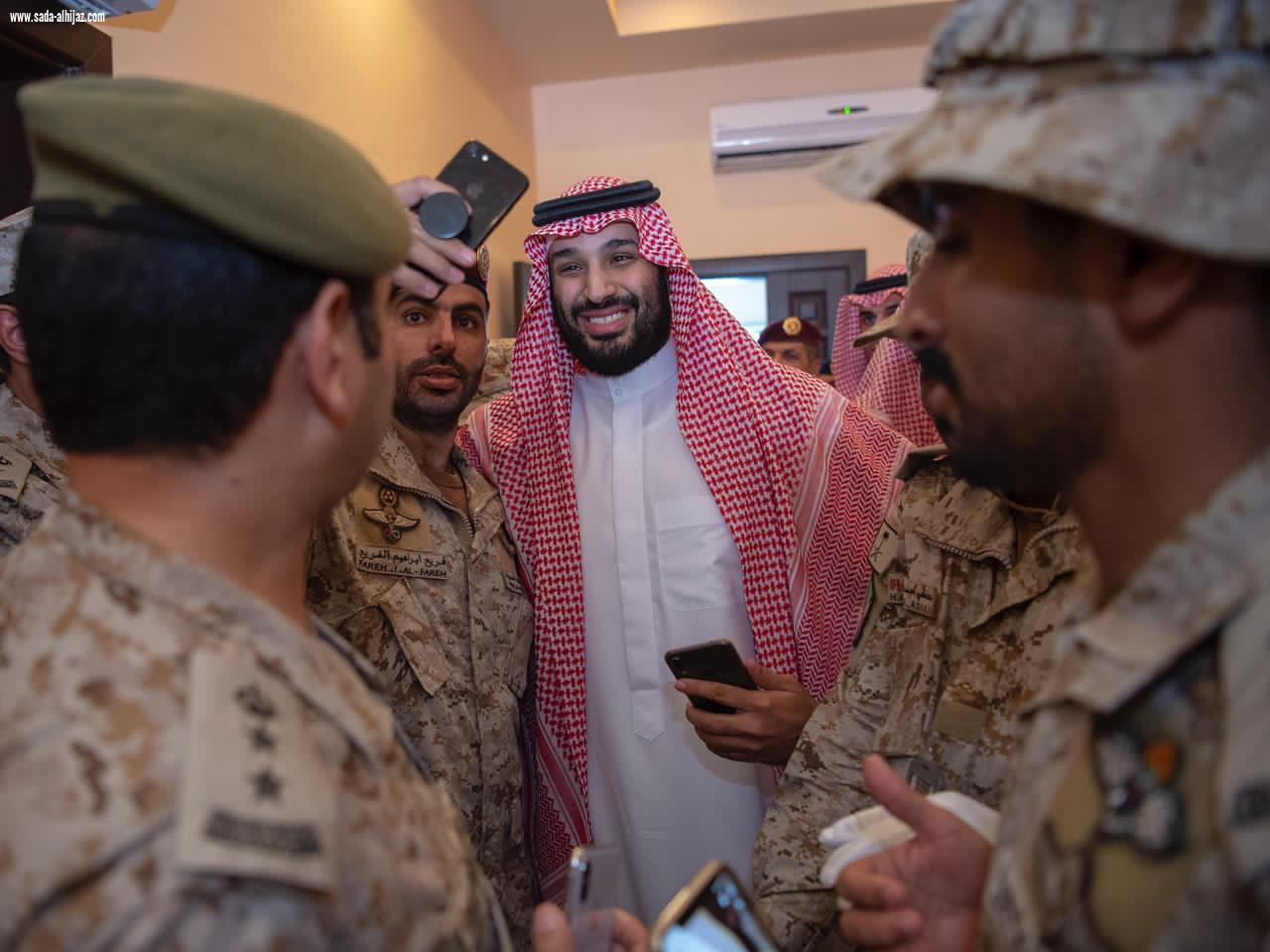 سمو ولي العهد يقوم بزيارة معايدة للمنطقة الجنوبية وينقل لضباط وأفراد المنطقة تحيات وتقدير خادم الحرمين الشريفين وتهانيه لهم بحلول عيد الفطر المبارك