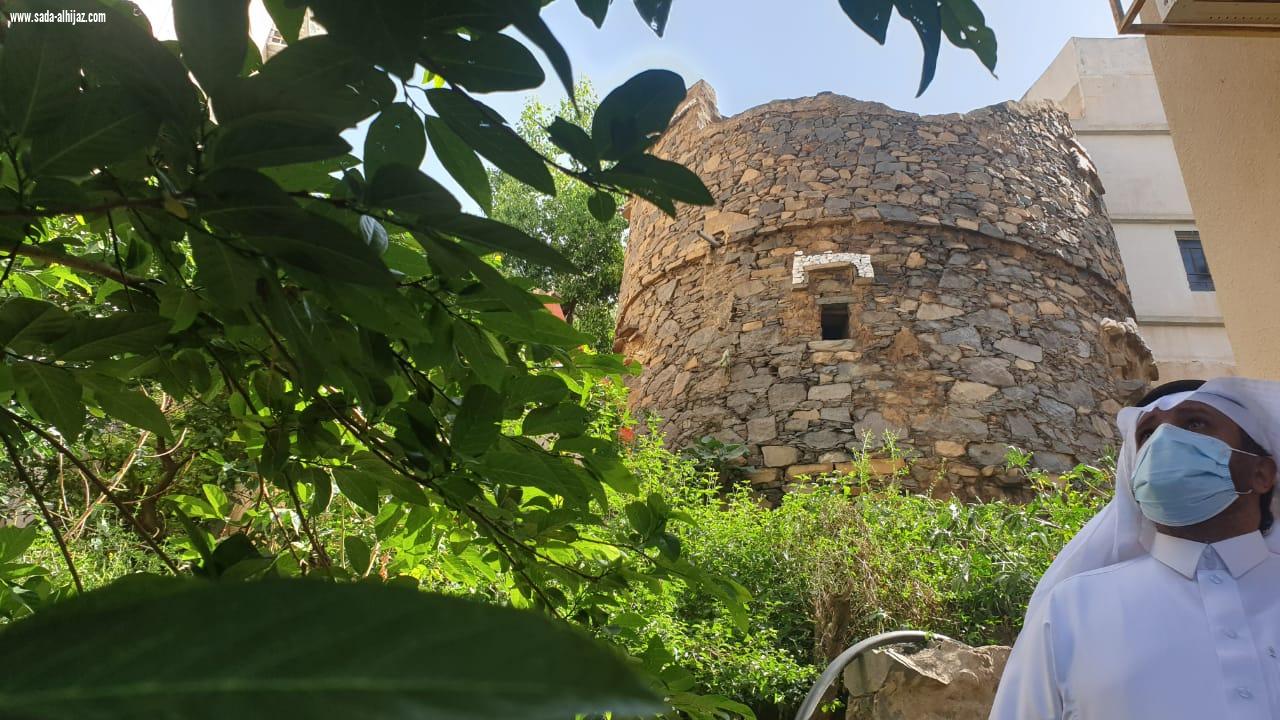 محافظ فيفاء يبحث تطوير سوق النفيعة والمسارات السياحية
