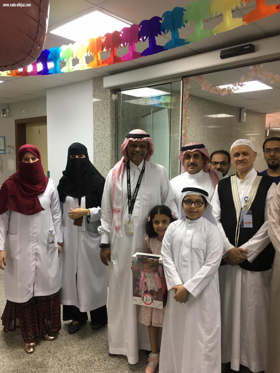 ادارة مستشفى العزيزية  للاطفال بجدة تعايد المرضى و المكلفين بأول ايام عيد الاضحى