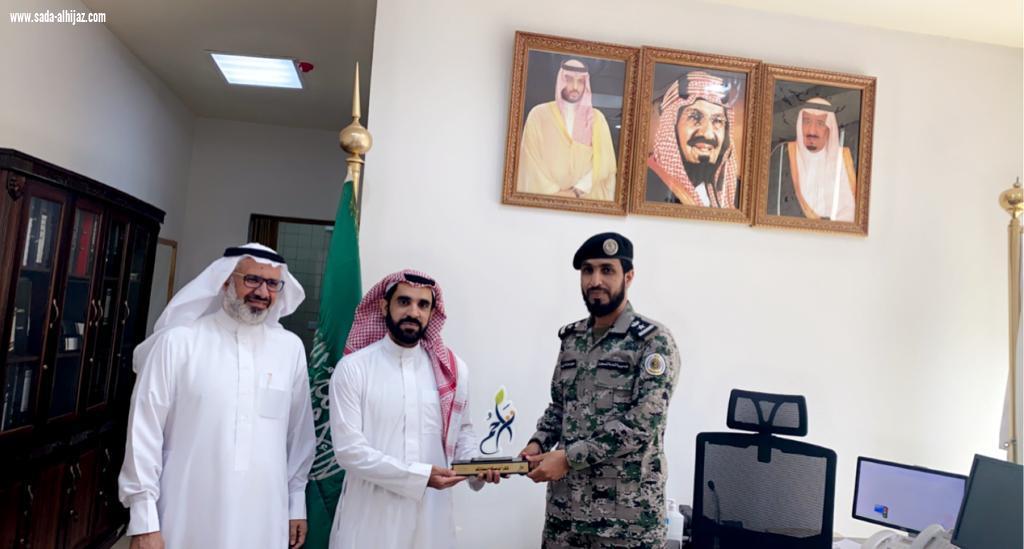 تسلم درع تراحم ووسام التميز لسعادة مدير سجن الباحة المقدم سهيل عبدالله  نائب رئيس لجنة رعاية السجناء بمنطقة الباحة الأستاذ فهد غرسان  