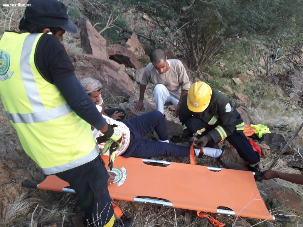 مدني بدر ينقذ مواطن اربعيني علق بجبل رحقان بقرية المسيجيد