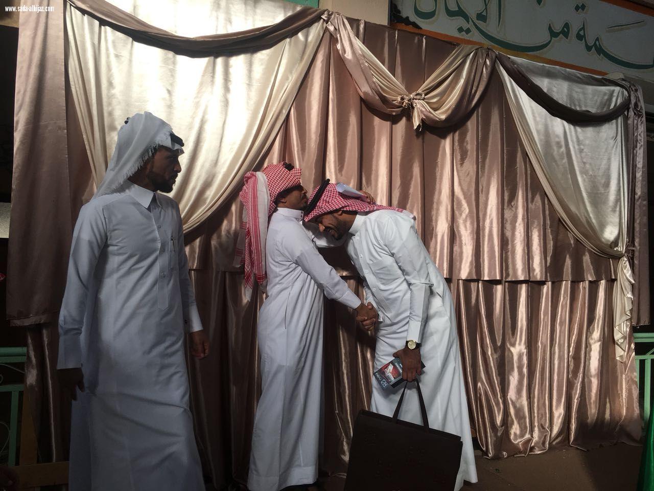 تكريم وقبلة وفاء على رأس المعلم المتميز أنور الشماخي من قبل الأستاذ متعب مفرح الريثي ولي أمر الطالب مغدي بمدرسة الإمام مالك بالريث...