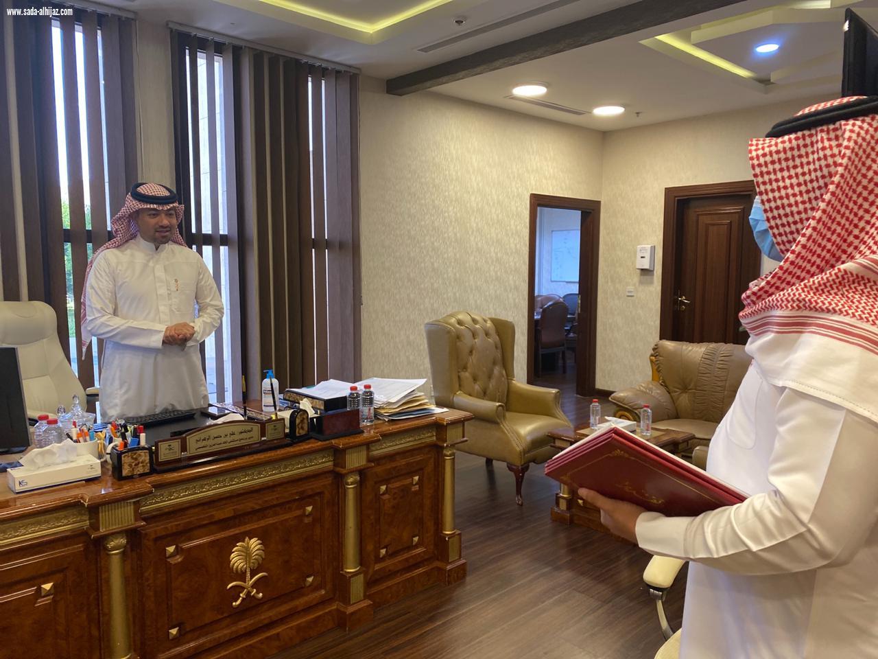 مدير مستشفى الملك عبدالعزيز التخصصي بالطائف يلتقي برئيس ولجان مبادرة صحتك تهنا