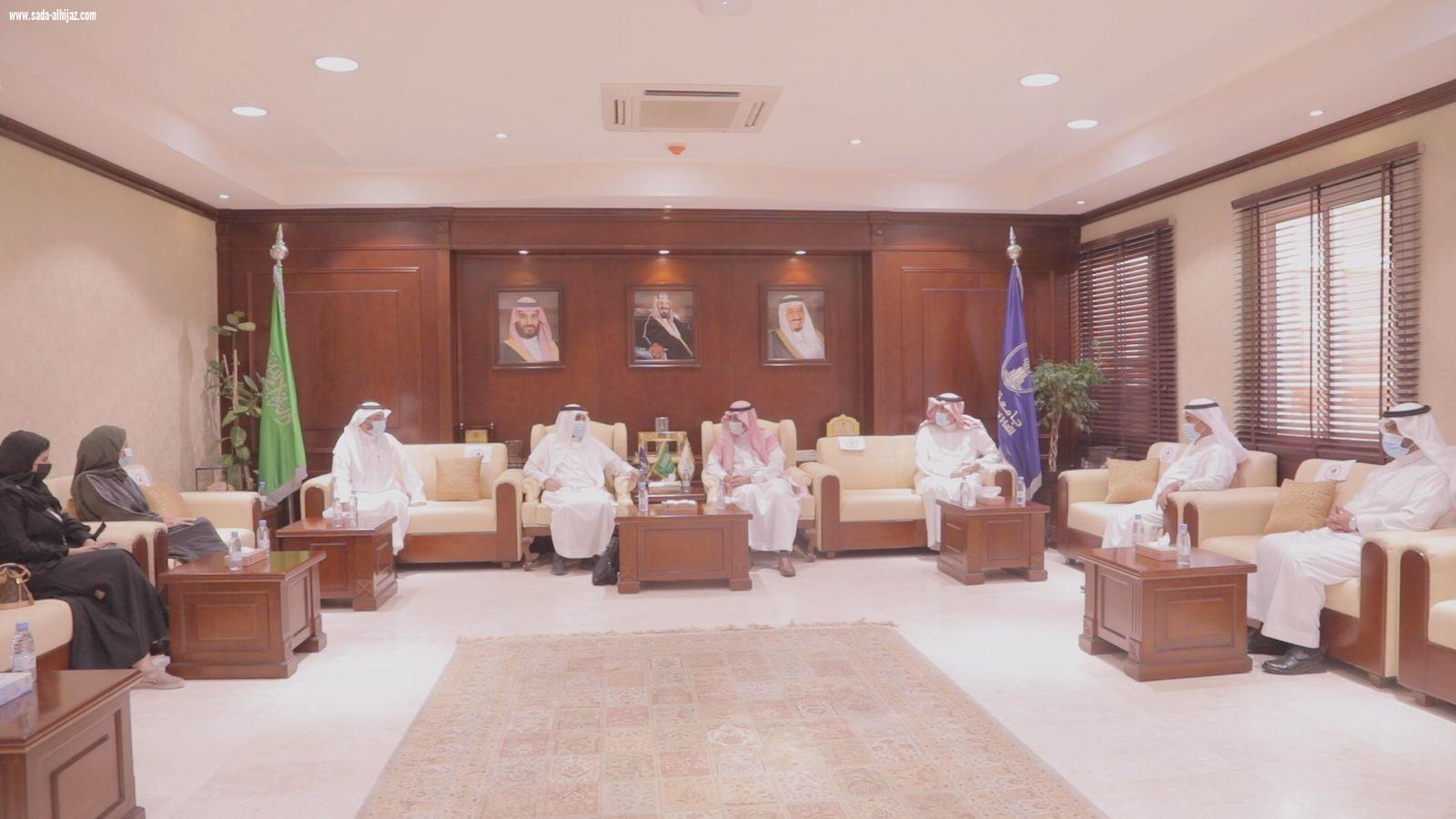 معالي رئيس جامعة حائل يعقد اجتماعاً مع الرئيس التنفيذي لهيئة التراث، بحضور وكلاء الجامعة.
