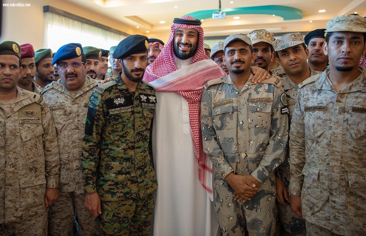 سمو ولي العهد يقوم بزيارة معايدة للمنطقة الجنوبية وينقل لضباط وأفراد المنطقة تحيات وتقدير خادم الحرمين الشريفين وتهانيه لهم بحلول عيد الفطر المبارك
