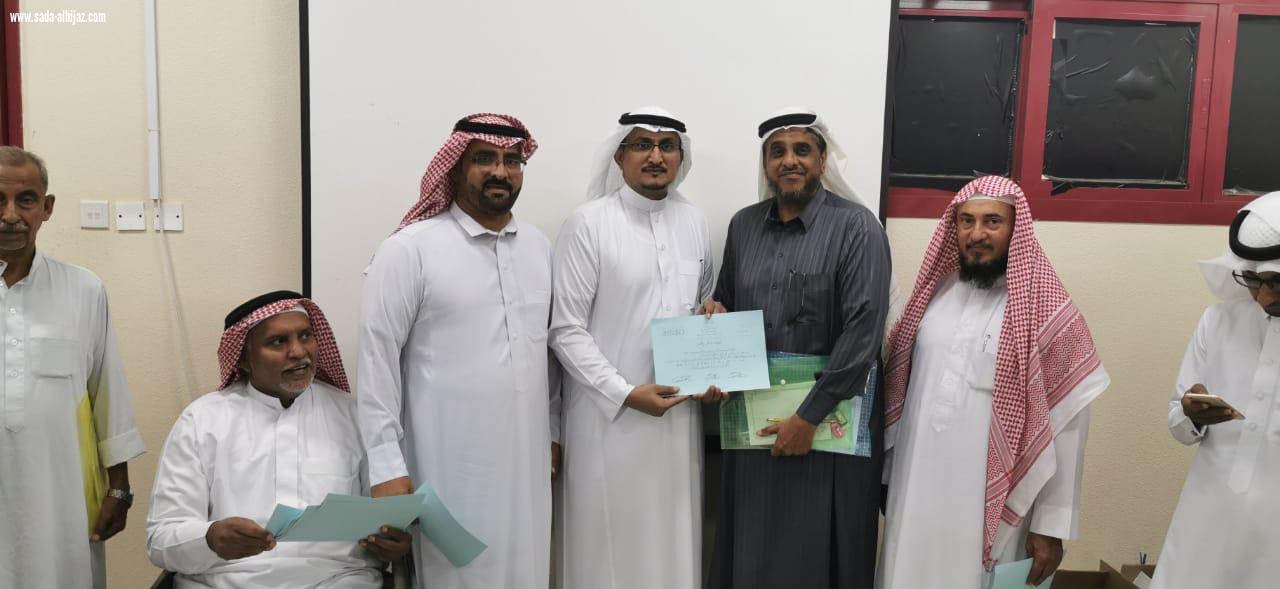 تنمية الطوال تكرم وتشارك الطلاب المستجدين ومنسوبي مدرسة عبدالملك بن مروان بالعام الدراسي الجديد