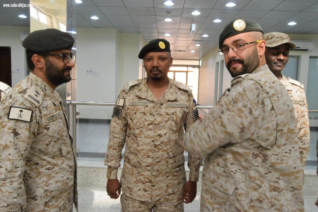 المقدم القحطاني بالادارة الهندسية والتشغيل يُقلد موسى العزي رتبته الجديدة رقيب