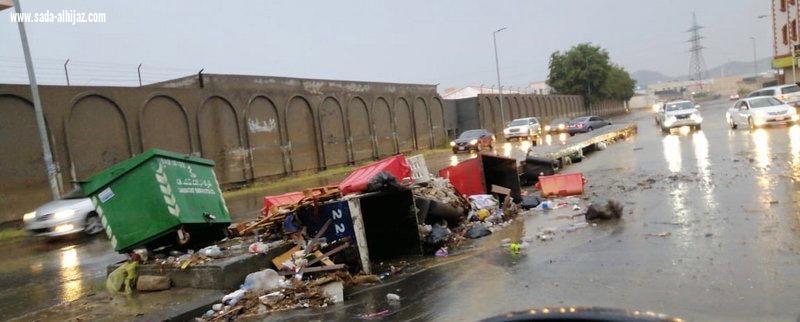 أمطار تحتجز أهالٍ وتغمر مركبات.. مأساة 