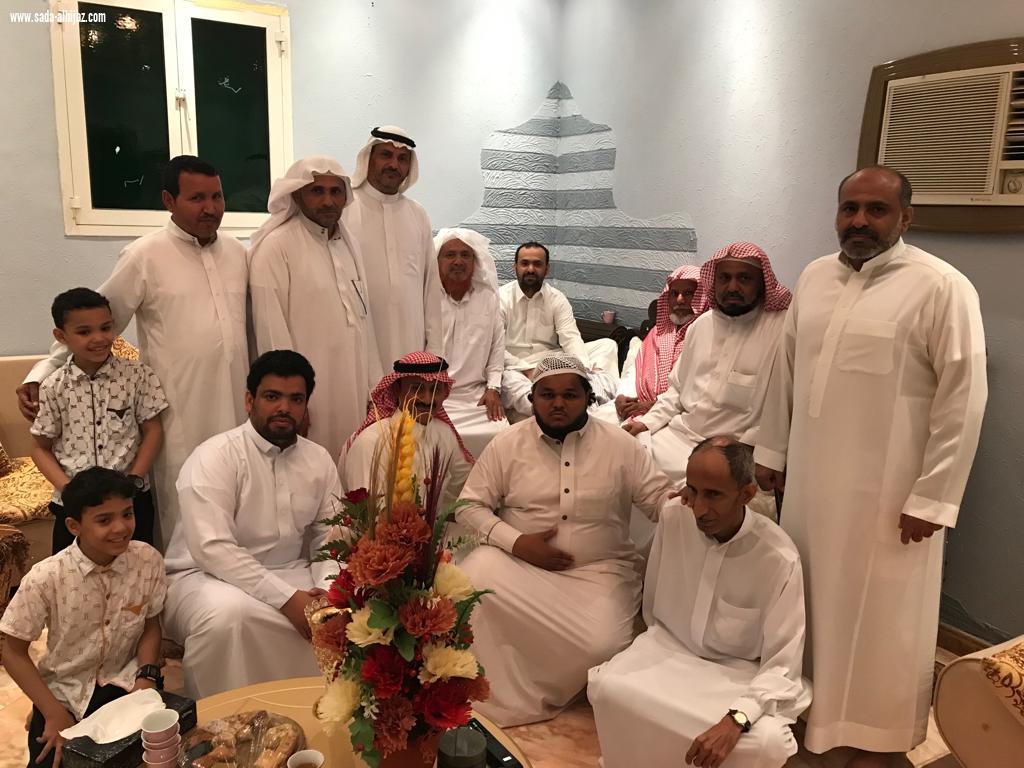 معلموا مدرسة العباس الابتدائية يزورون زميلهم الاستاذ خالد لنجاح  عمليته الجراحية