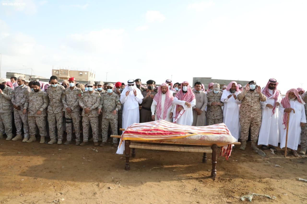 محافظ صامطة وقائد قوة جازان يتقدمان مشيّعي الشهيد الرقيب 