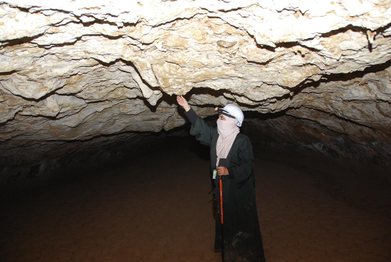 أكثر من 20مرشدا ومرشدة من فريق كهوف السعوديةينفذون رحلة أستكشافيةلكهف ماكر الشياهين شمال المدينة المنورة