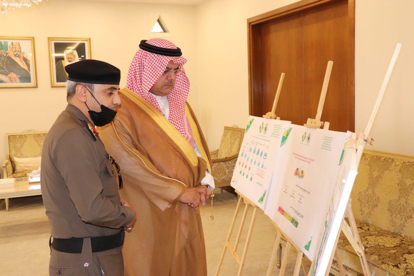 الأمير منصور بن محمد يطلع على التقرير السنوي لمرور حفرالباطن
