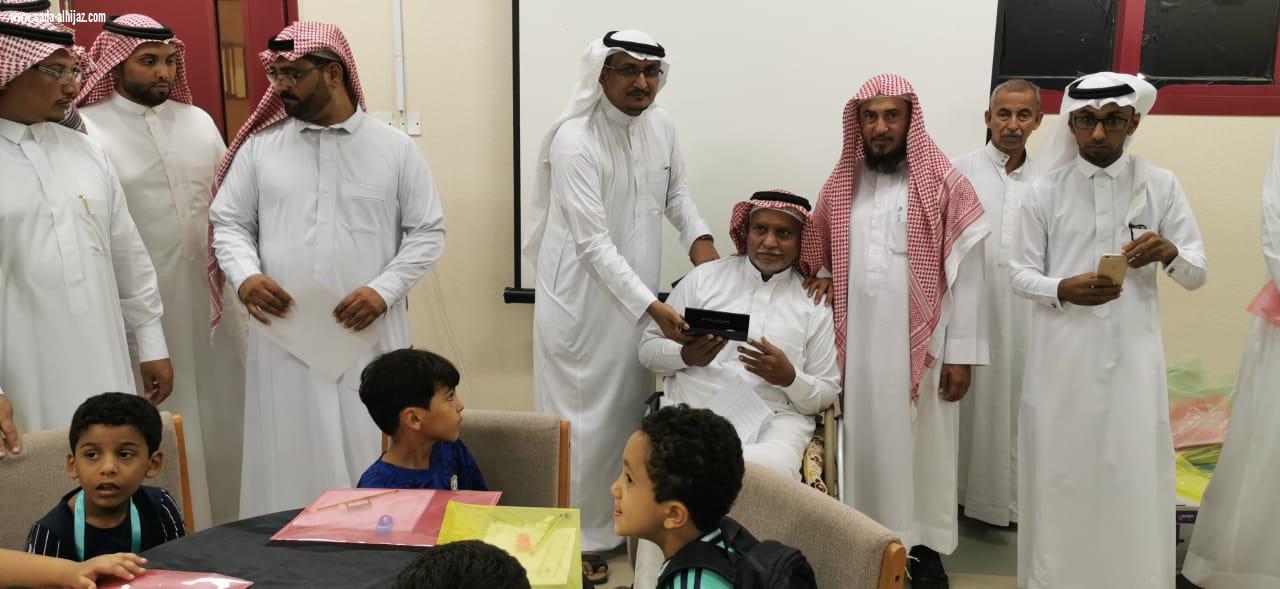 تنمية الطوال تكرم وتشارك الطلاب المستجدين ومنسوبي مدرسة عبدالملك بن مروان بالعام الدراسي الجديد