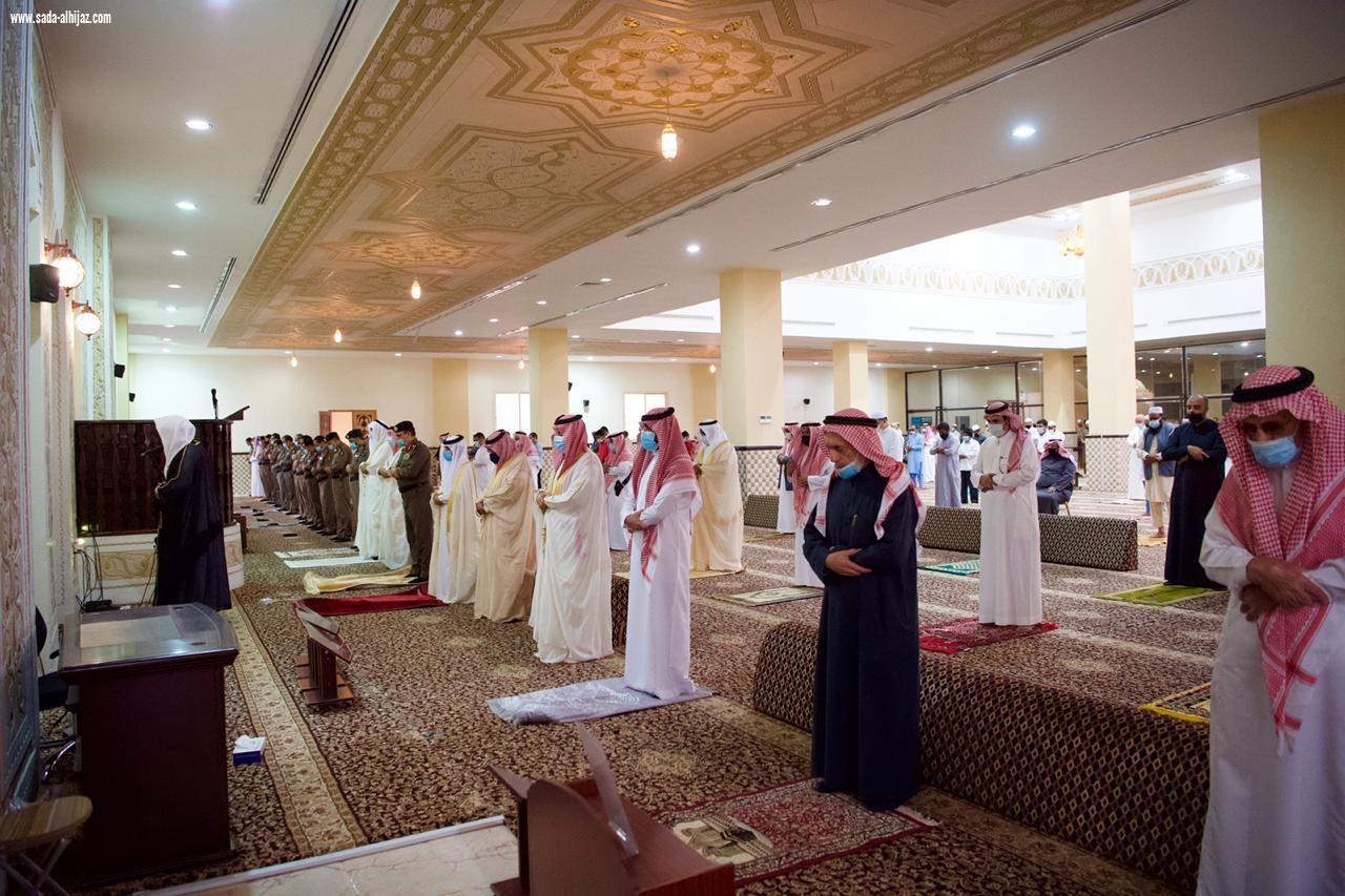 وكيل اماره الباحة يودي صلاه العيد بمسجد الملك فهد  بالباحة 