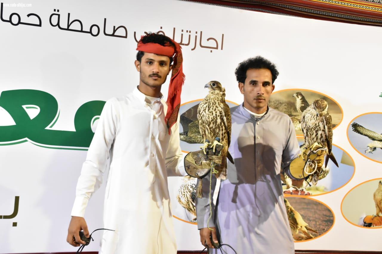 شهد إقبالا كبيرا خلال يومه الثاني الزوار يتعرفون على أنواع الصقور بصامطة ويلتقطون الصور التذكارية