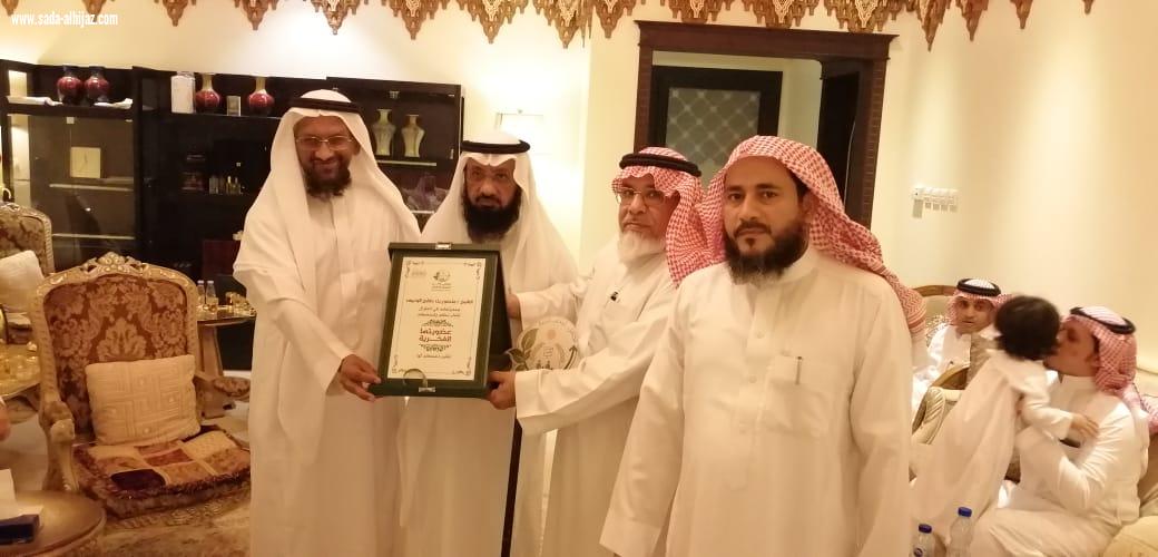 بر الطوال تمنح العضوية الفخرية للشيخ منصور الونيس وتكرمه بدرع
