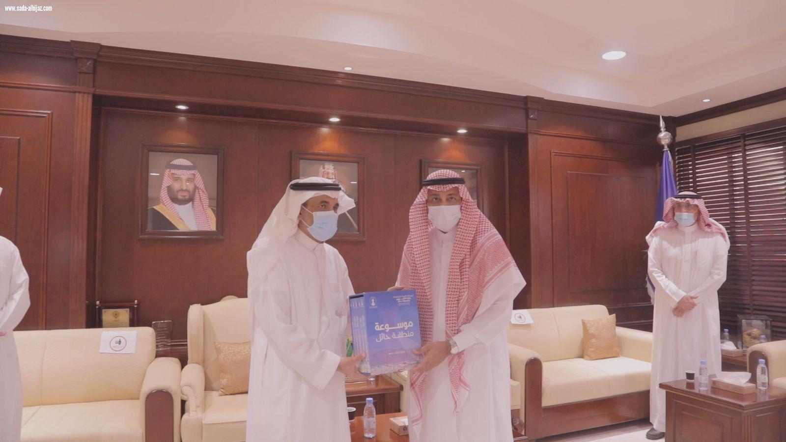 معالي رئيس جامعة حائل يعقد اجتماعاً مع الرئيس التنفيذي لهيئة التراث، بحضور وكلاء الجامعة.