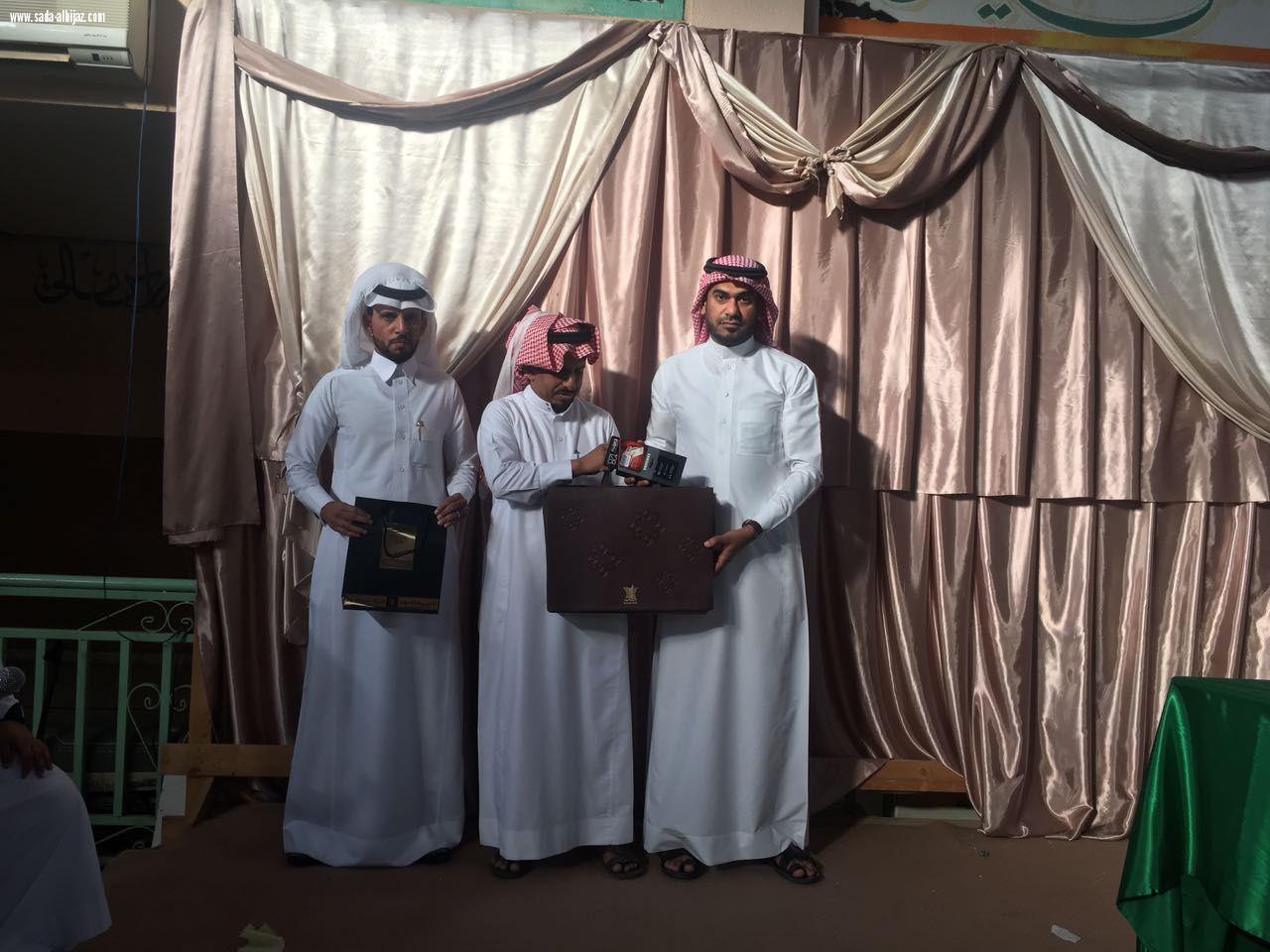 تكريم وقبلة وفاء على رأس المعلم المتميز أنور الشماخي من قبل الأستاذ متعب مفرح الريثي ولي أمر الطالب مغدي بمدرسة الإمام مالك بالريث...