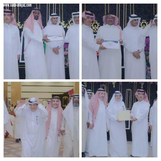 المفكر الاعلامي جمعه الخياط والاعلاميين يتجولون في معرض أنامل مكية
