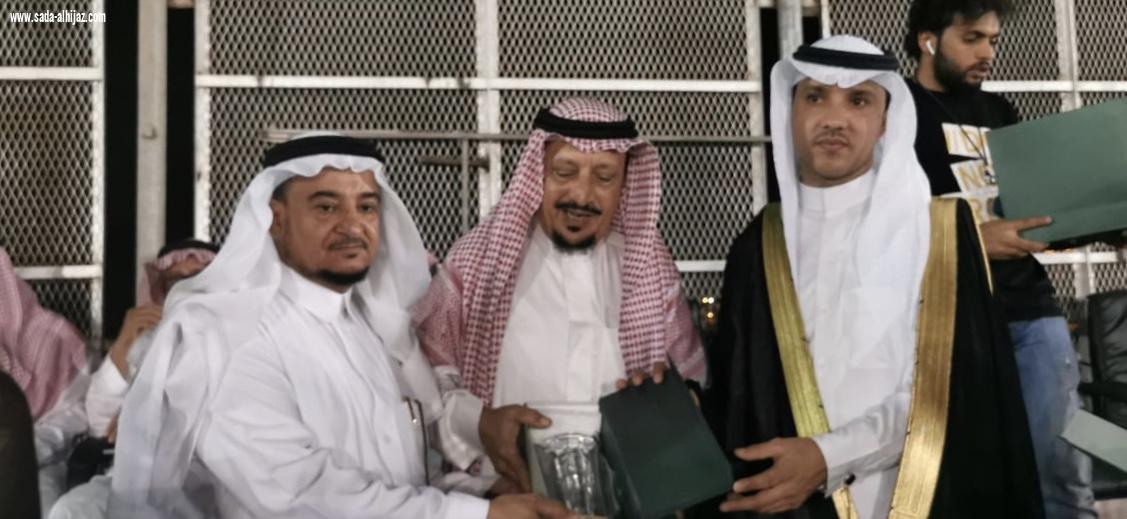 بالصور لجنة التنمية الاجتماعية بالطوال تكرم الاستاذ محمد ناشب مدير مدرسة تحفيظ القرآن الكريم سابقا