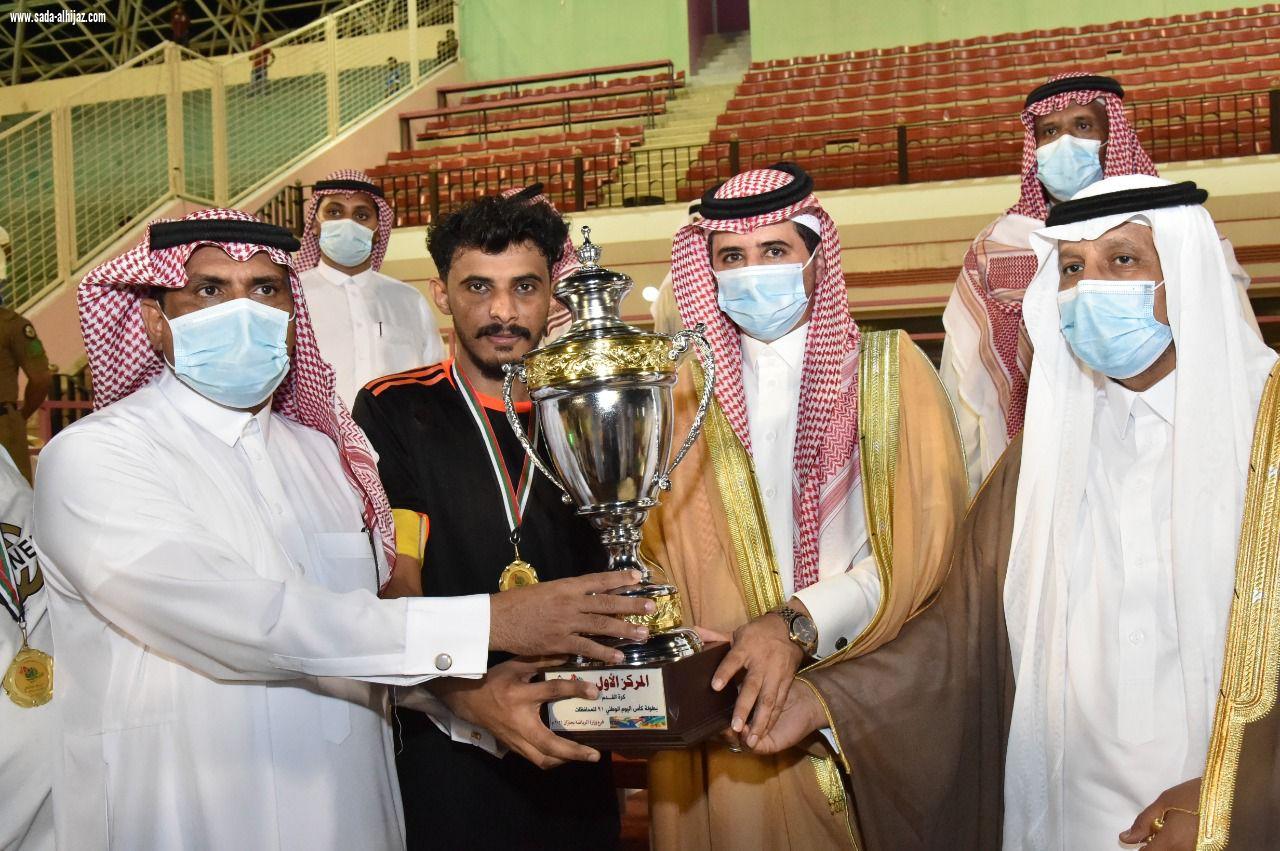 برعاية سمو أمير جازان بالنيابة.. وكيل الإمارة للتنمية يتوج الطوال بطلا لدوري اليوم الوطني 91 لمنتخبات محافظات المنطقة.. 