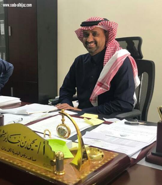 العميد الركن عامر الشهري يقدم شهادة شكر وتقدير لنائب رئيس بلدية صامطة