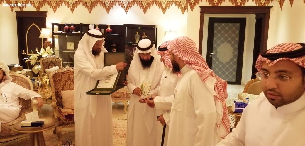 بر الطوال تمنح العضوية الفخرية للشيخ منصور الونيس وتكرمه بدرع